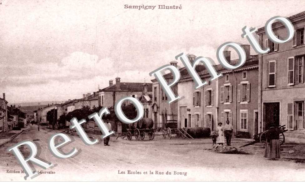 Les ecoles et la rue du bourg