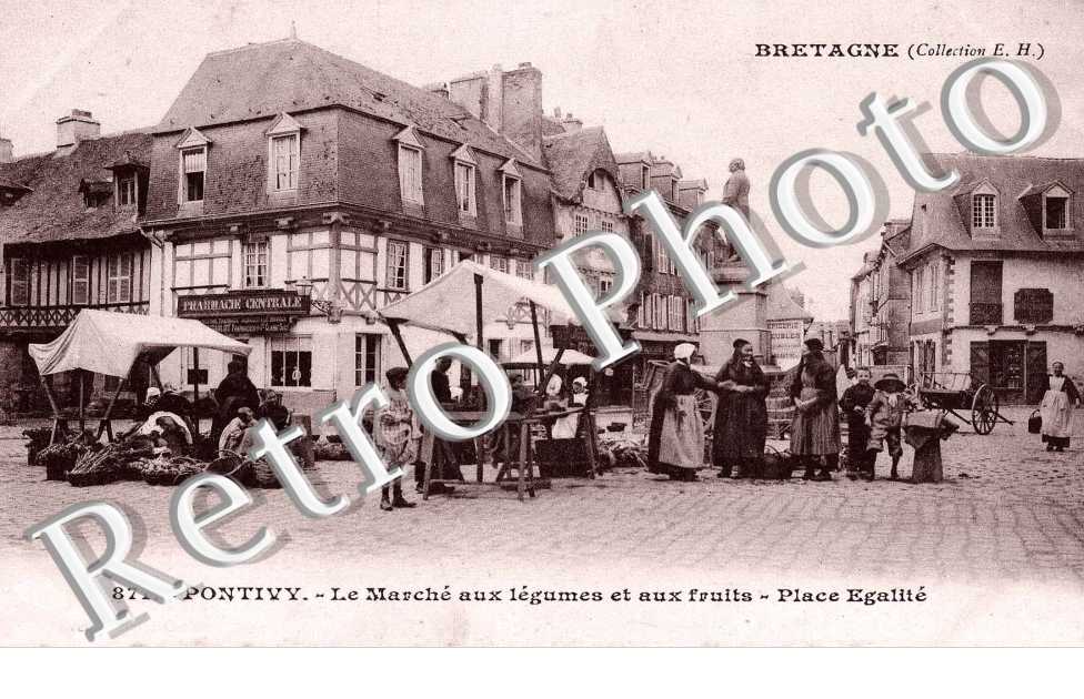 place Egalite Le marche aux legumes et aux fruits