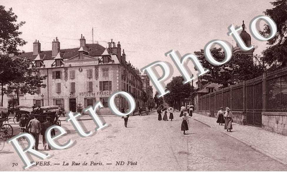 LA RUE DE PARIS