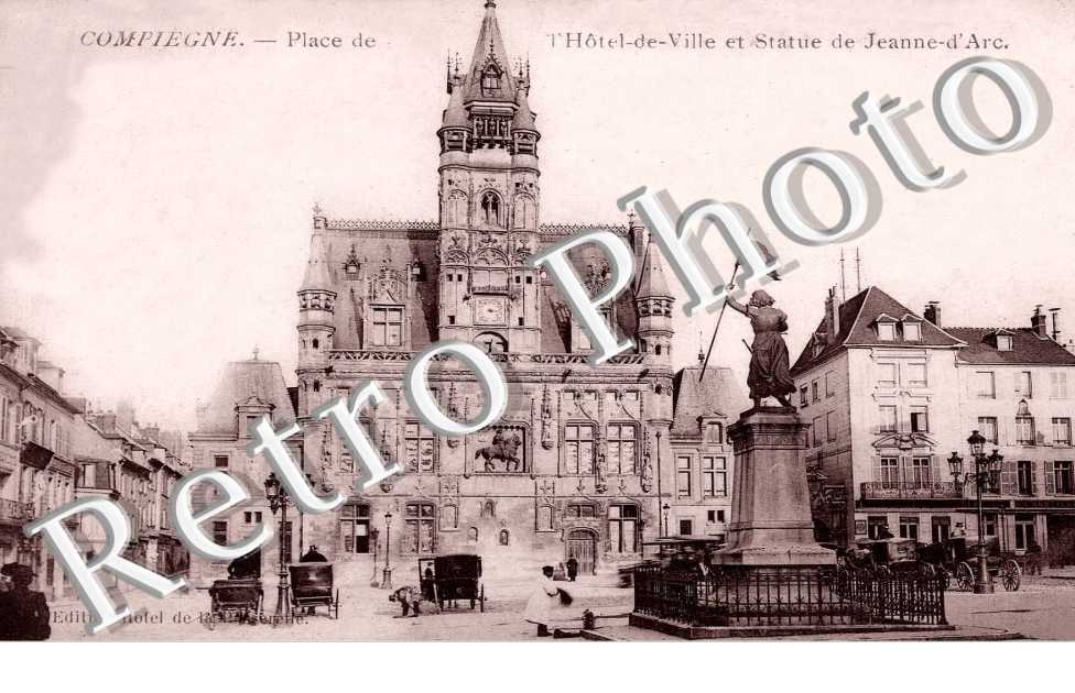 PLACE DE L&#039;HOTEL DE VILLE et statue de Jeanne d&#039;Arc