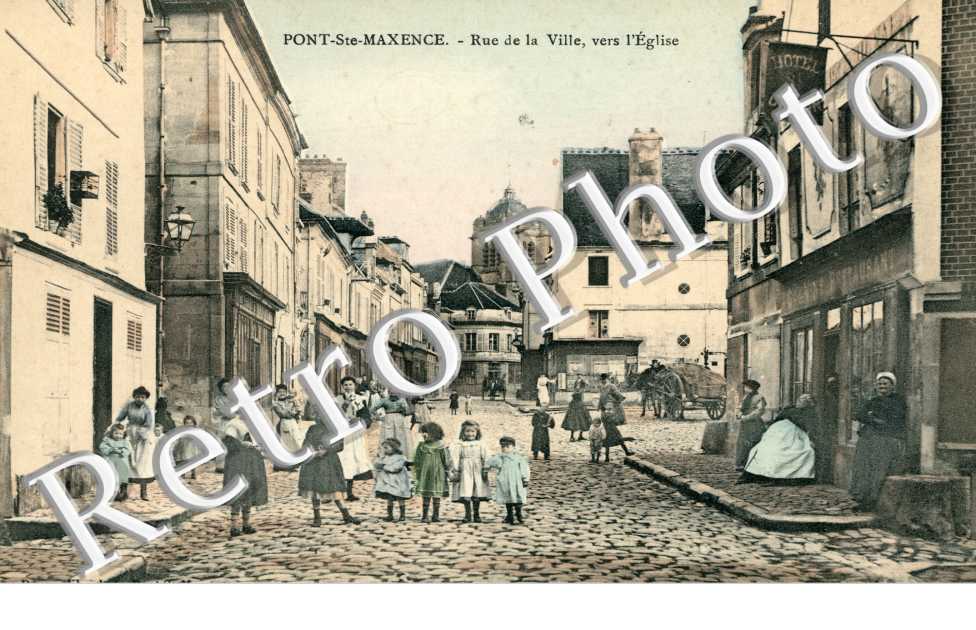 rue de la ville vers l&#039;eglise