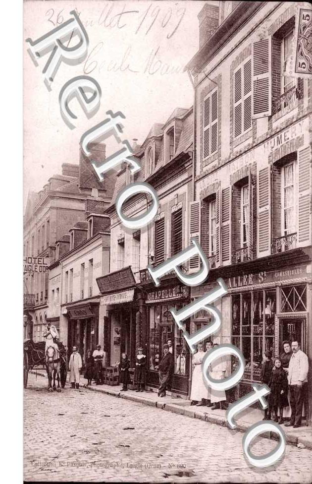 (une rue et ses commerces)