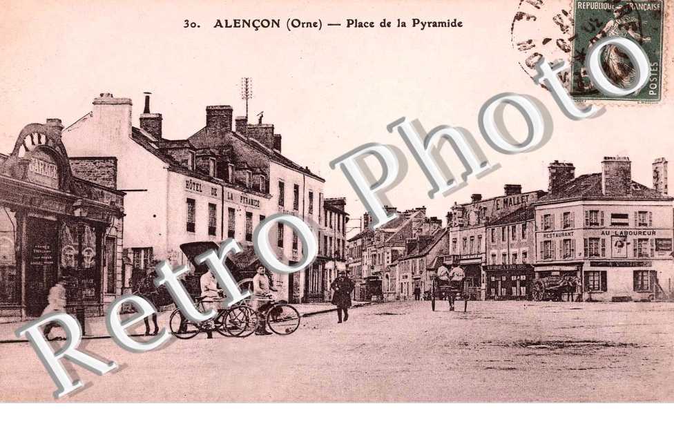 PLACE DE LA PYRAMIDE