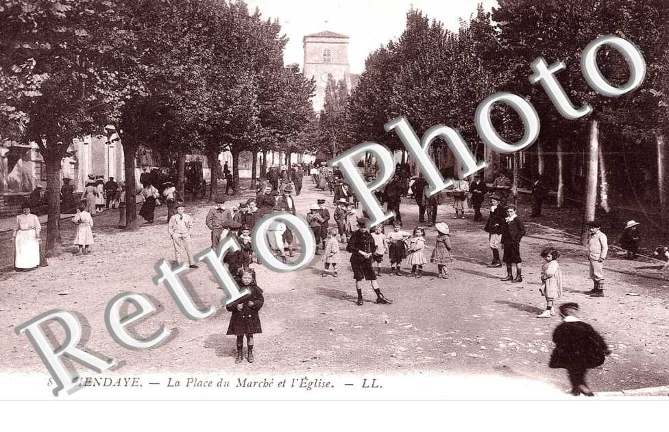 LA PLACE DU MARCHE ET L&#039;EGLISE