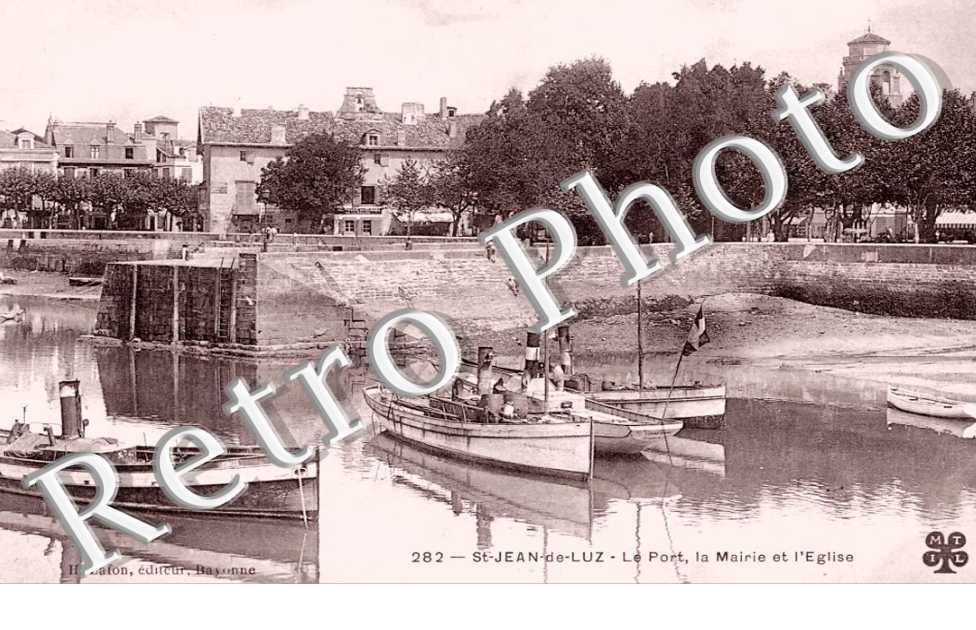 le port, la mairie et l&#039;eglise