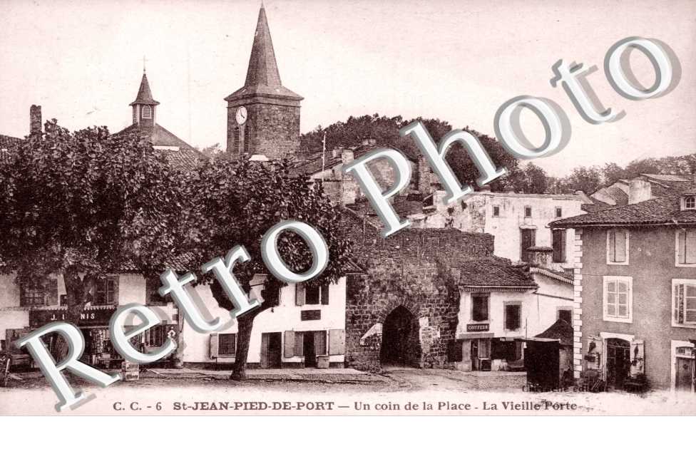 Un coin de la Place, la Vieille Porte
