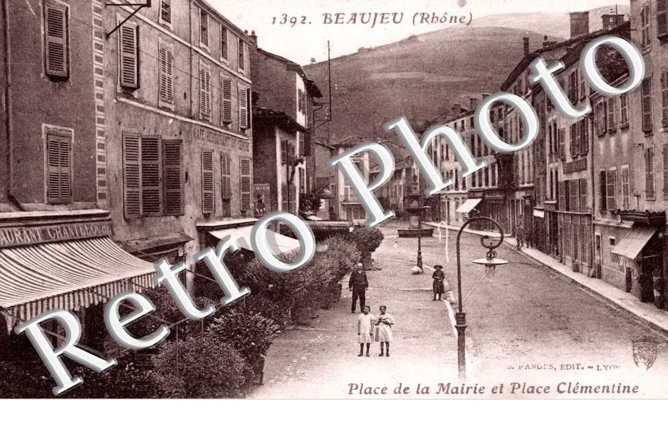 Place de la Mairie et Place Clementine