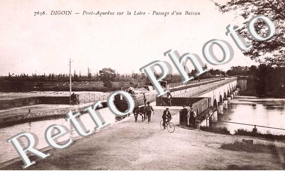 Le pont Aqueduc sur la Loire - passage d&#039;un bateau
