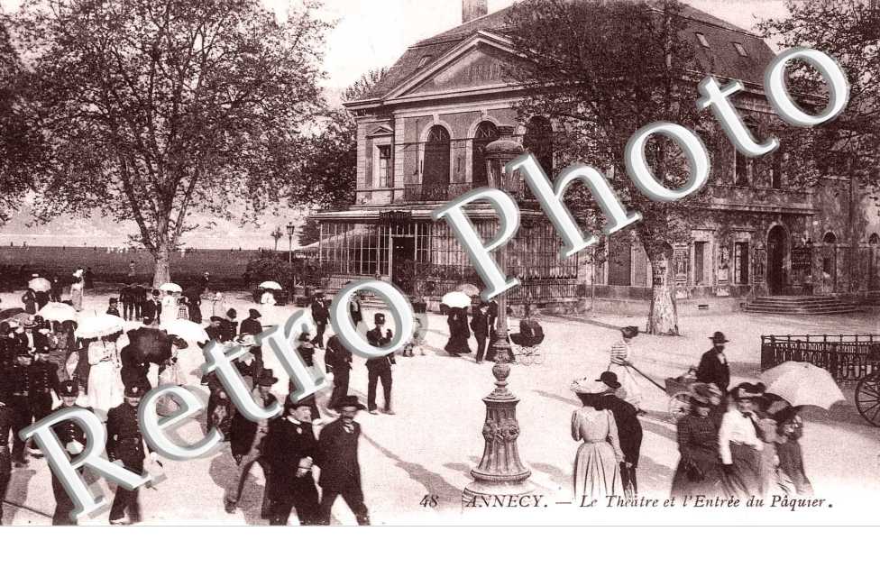 Le theatre et l&#039;entree du Paquier