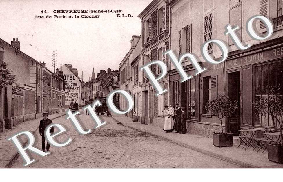 Rue de Paris et le clocher
