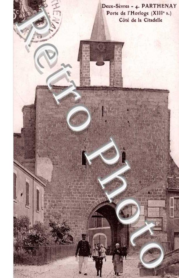 la Porte de l&#039;Horloge datant du XIIeme siecle