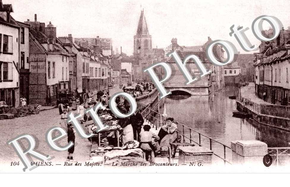 Rue des Majots Le marche des brocanteurs