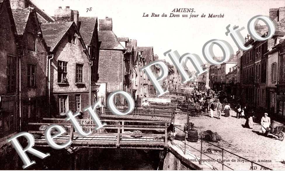 La rue du Dom un jour de marche