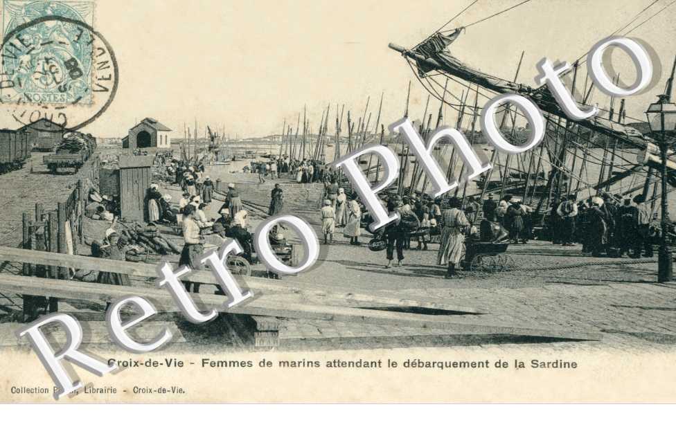 Femmes de marins attendant le debarquement de la Sardine