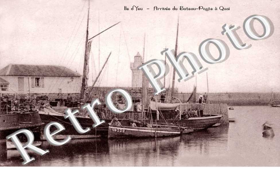 Arrivee du Bateau-Poste a quai