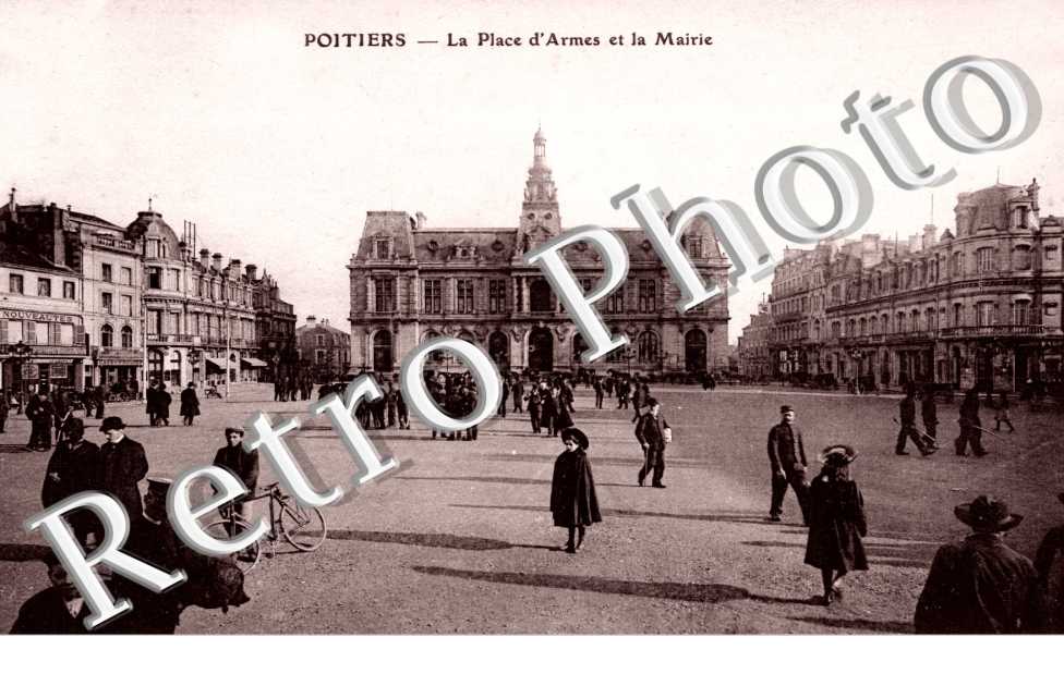 LA PLACE D'ARMES et la mairie