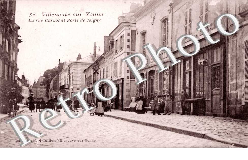 la Rue Carnot et la Porte de Joigny