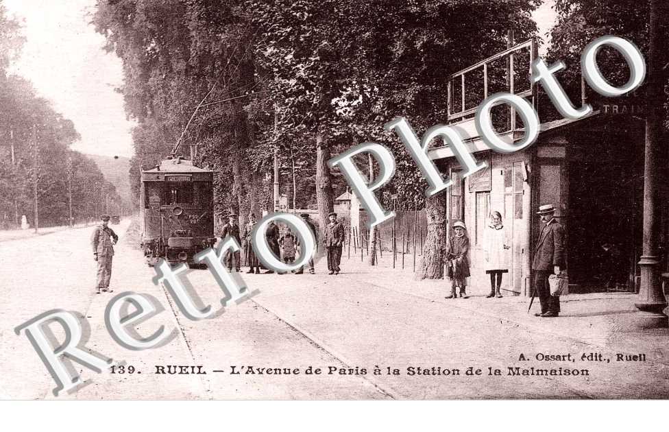 Avenue de Paris a la station de tramway de la Malmaison