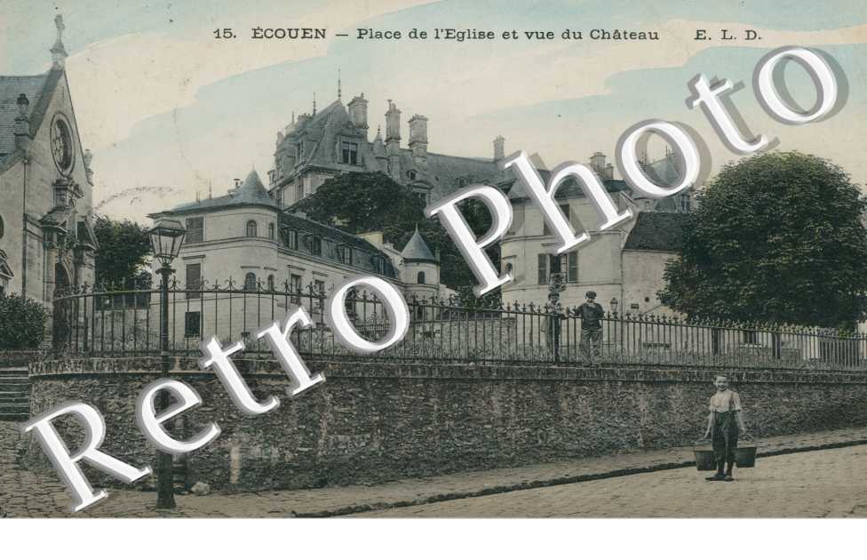 Place de l&#039;Eglise et Vue du Chateau