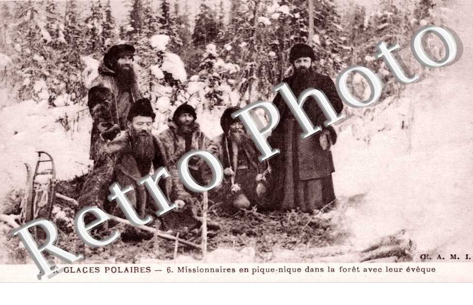 Missionnaires en pique nique dans la foret avec leur eveque