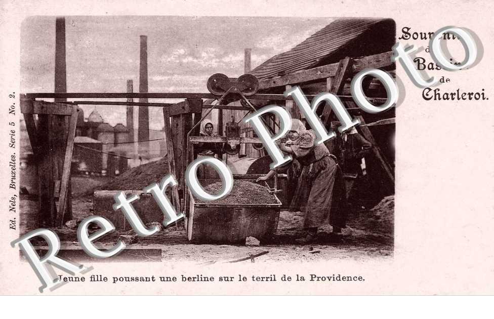 jeune fille poussant une berline sur le terril de la Providence