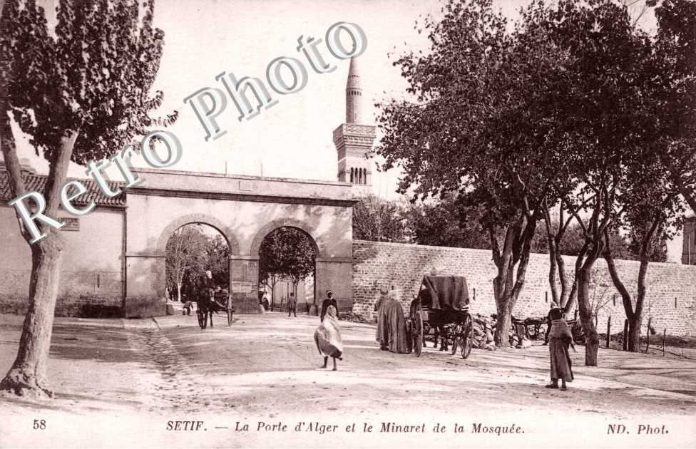 Porte d&#039;Alger et le Minaret de la Mosquee