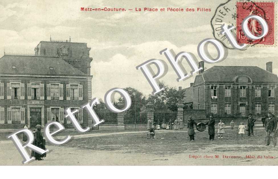 la Place et  l&#039;ecole des filles