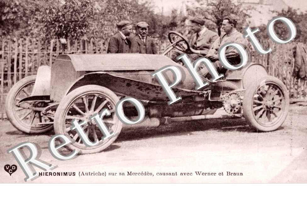 Hieronimus (Autriche) sur sa Merc causant avec Werner et Braun