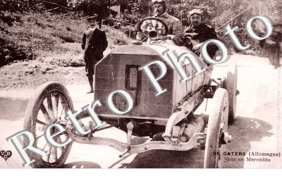 DE Cater sur sa Mercedes