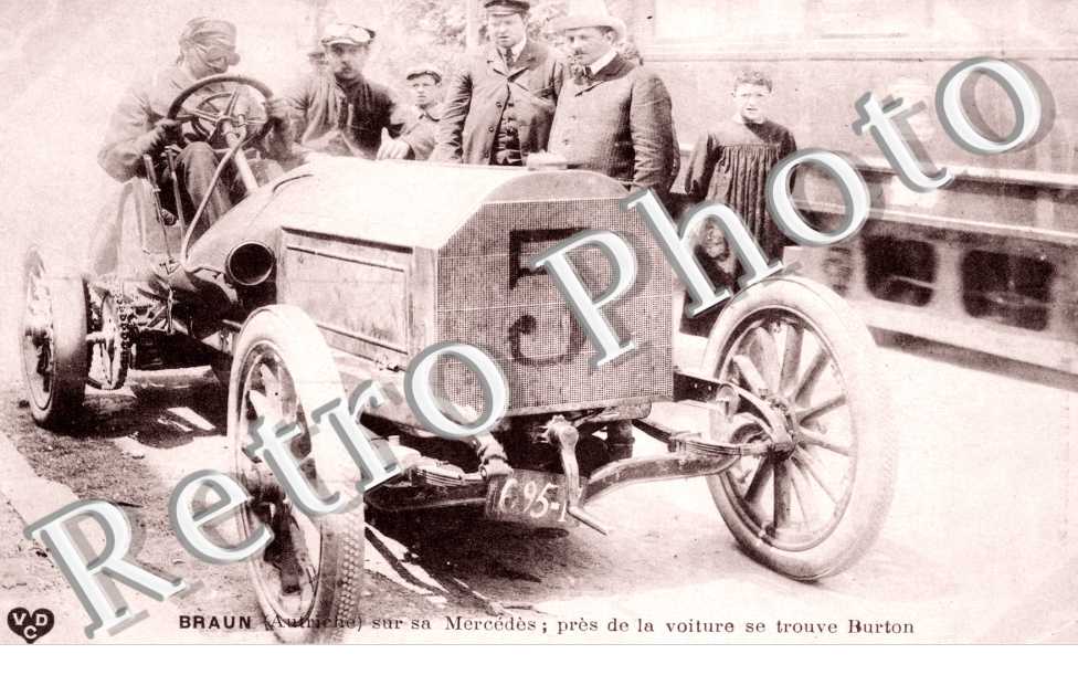 Braun (Autriche) sur sa Mercedes pres de la voiture se trouve Burton