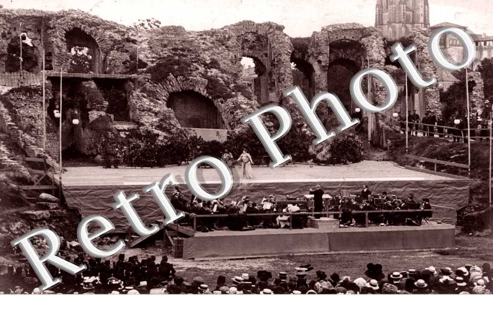 Un Orchestre et scene de theatre