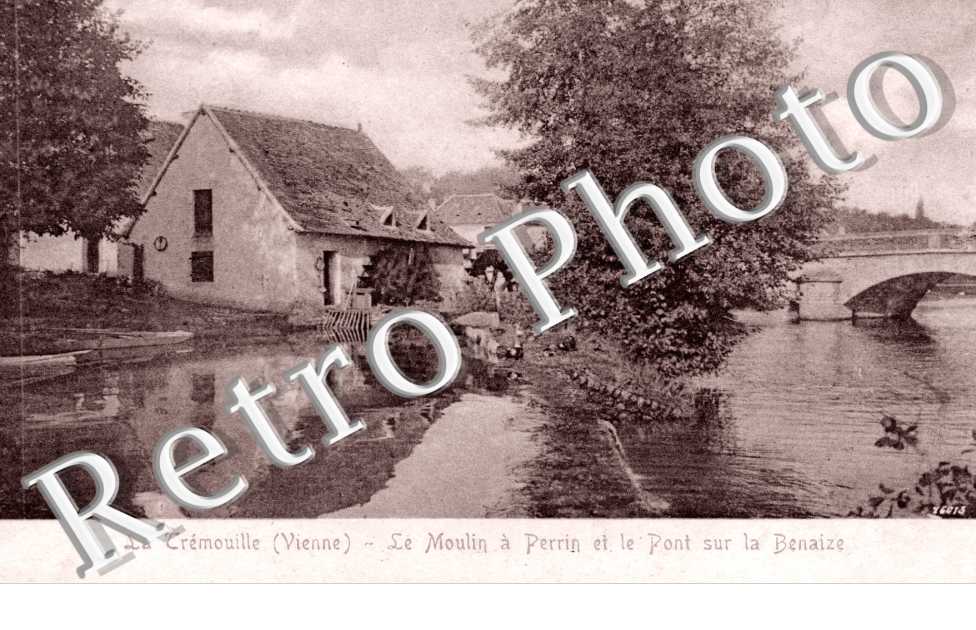 La Tremouille  le moulin Perrin et le Pont sur la Benaize
