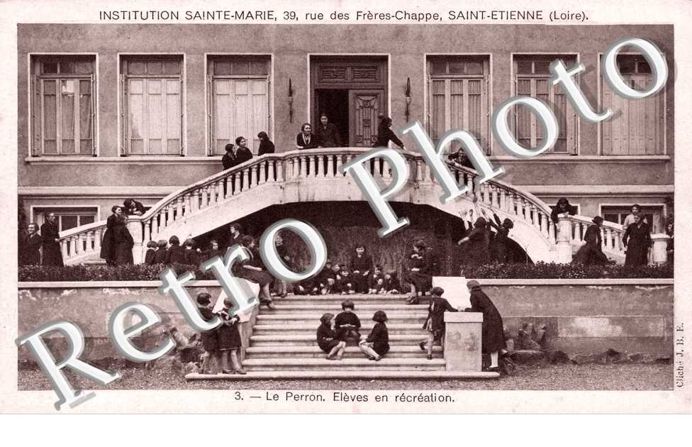 Institution Sainte Marie - Le Perron, eleves en recreation