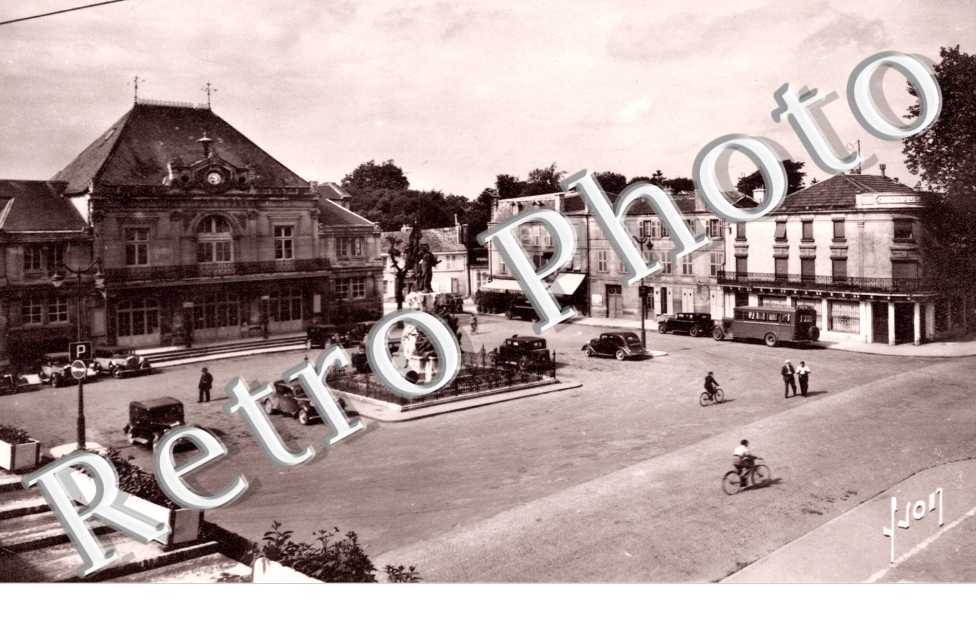 Place Aristide Briand et le Théâtre