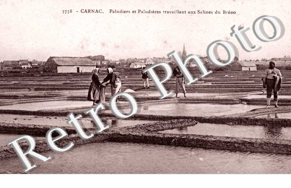 Paludiers eu Paludieres travaillant au salines du Breno