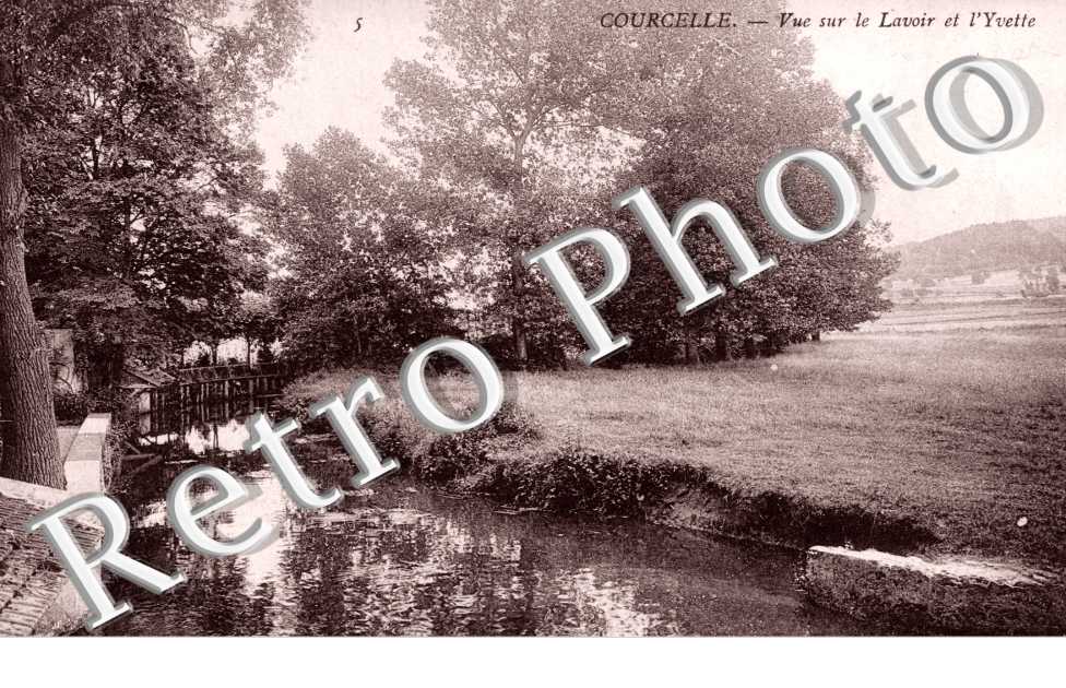 Courcelle Vue sur le lavoir et l&#039;Yvette
