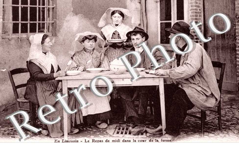 le repas de midi dans la cour de la ferme