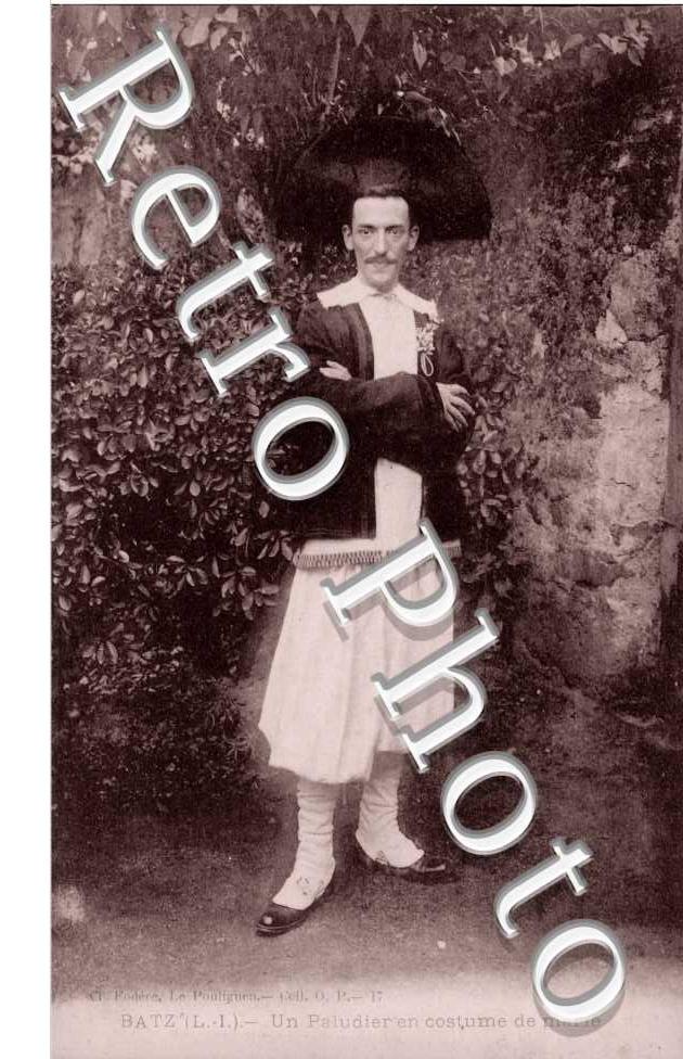 Un paludier en costume de marie