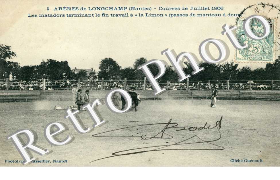 Arenes de Longchamp Courses de juillet 1906 Les matadors terminant le fin travail a la Limon (passes de manteaux a deux)