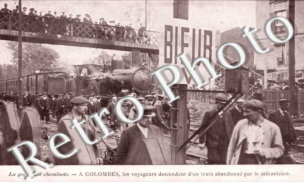 La greve des cheminots Les voyageurs descendant d&#039;un train abandonne par le mecanicien