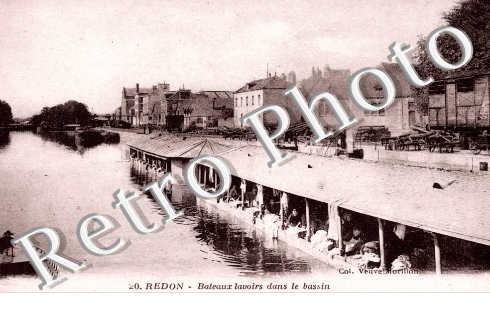 Bateaux lavoirs dans le bassin