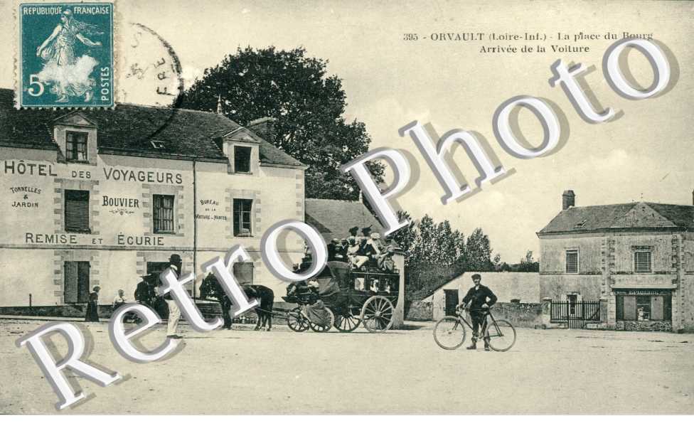 la Place du bourg Arrivee de la Voiture