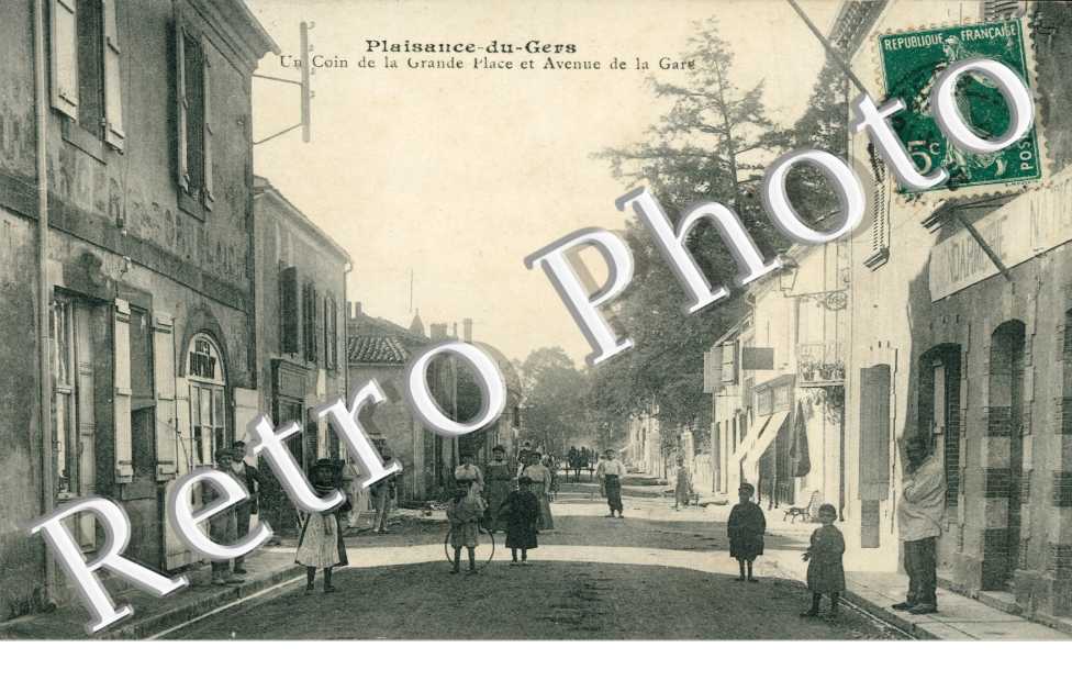 Un coin de la grande place et avenue de la gare