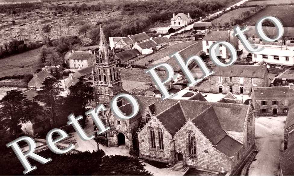l&#039;eglise et la route de Callac