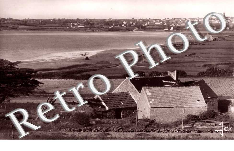 le bourg et l&#039;une de ses plages vus de la route de Goulven