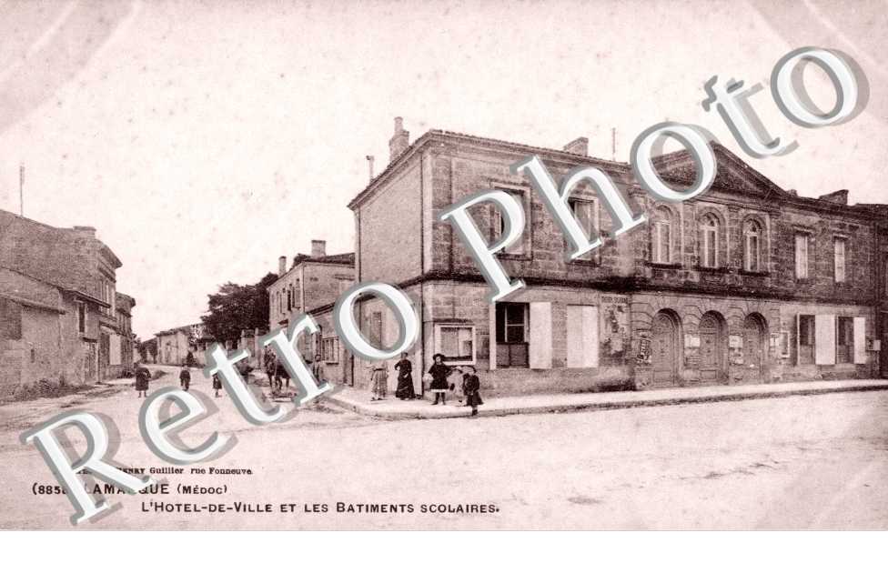 l&#039;hotel de ville et les batiments scolaires