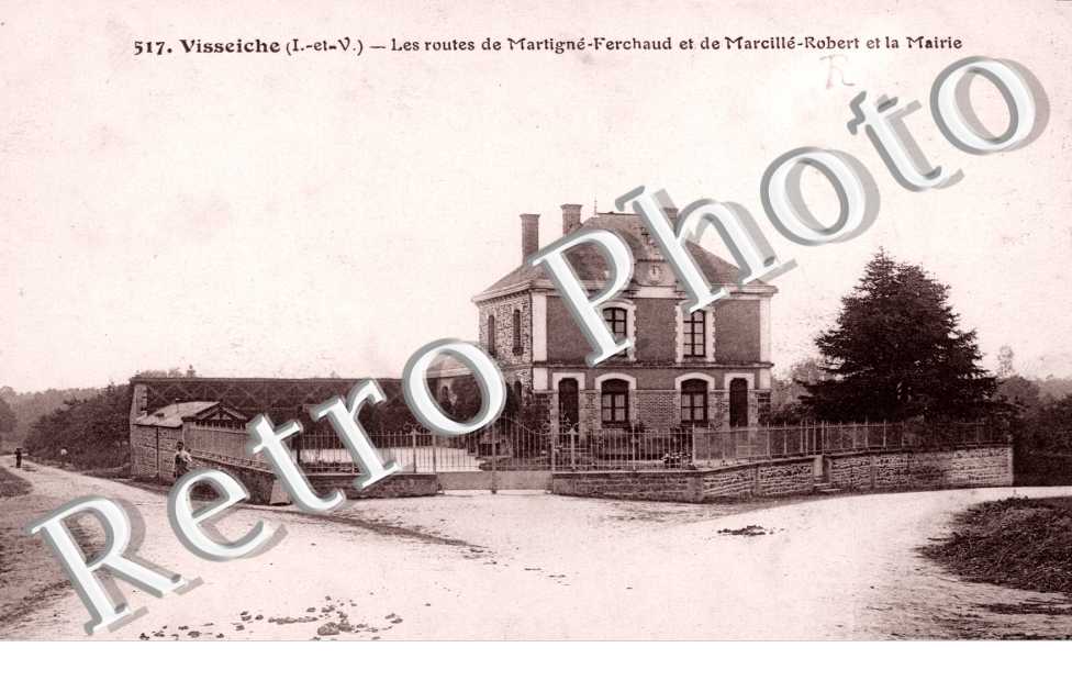 Les routes de Martigne-Ferchaud et de Larcille-Robert et la mairie