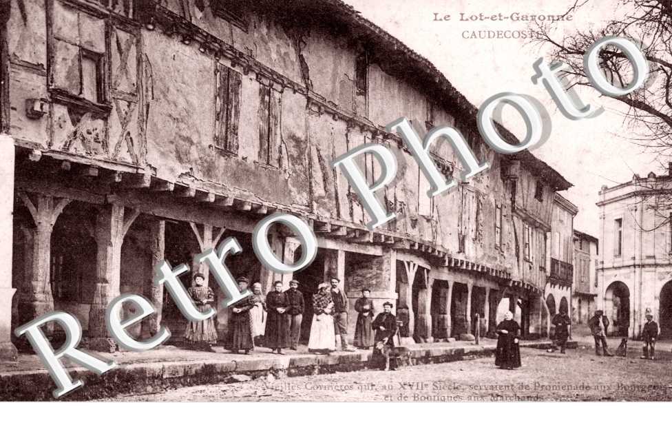 Vieilles cornieres qui servaient de promenade aux bourgeois et de boutiques aux marchands