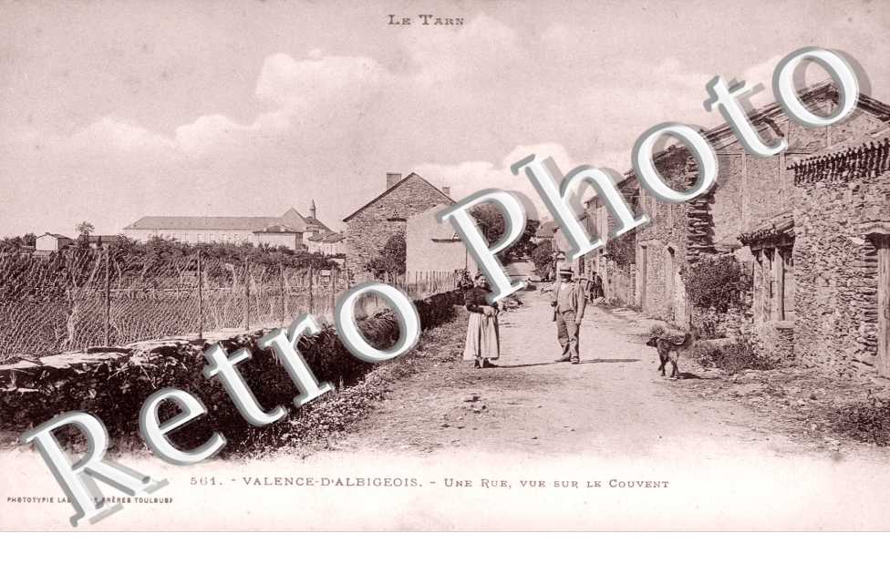 Une rue, vue sur le couvent