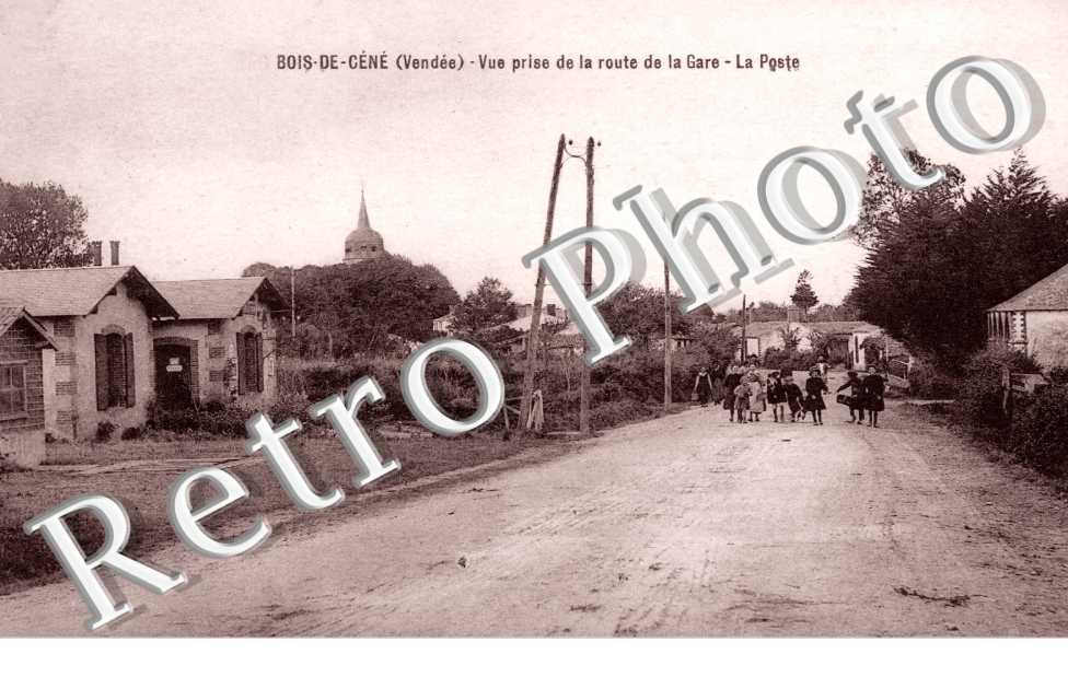 vue prise de la route de la gare - La poste